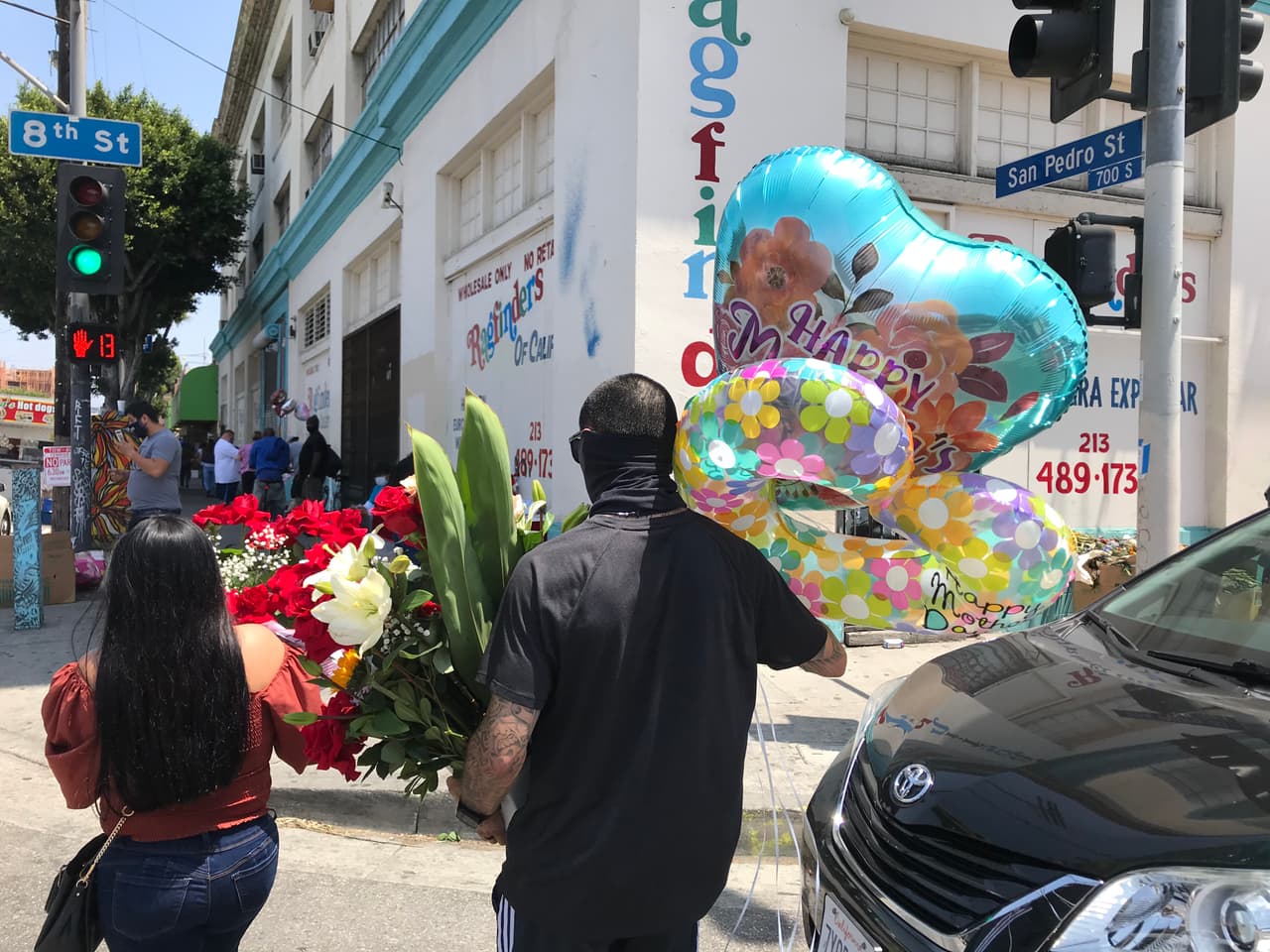 Flores, globos y plantas decoraron seis bloques del centro de Los Ángeles, como en una celebración.