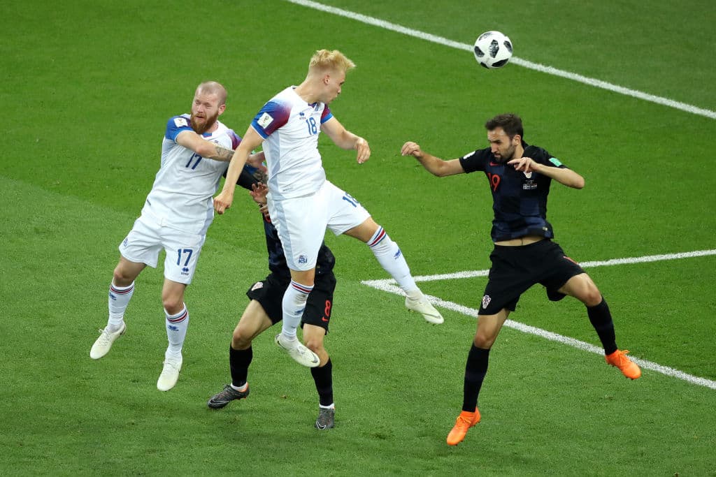 En las postrimerías del primer medio los islandeses comenzaron a asediar la cabaña del portero croata Lovre Kalinic. Hördur Magnússon se elevó para hacer un remate con la cabeza, sólido.