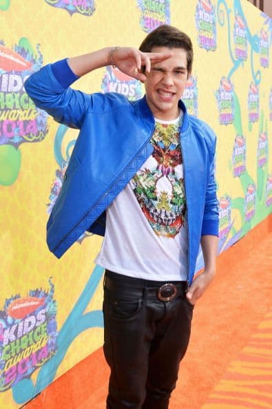 Austin Mahone tampoco defraudó con su 'outfit' juvenil y fue de los que más aplausos y gritos se llevó en la alfombra naranja.