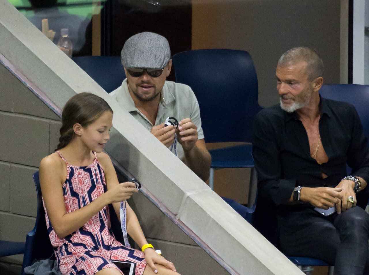 Hasta se quitó sus audífonos para prestarle atención.