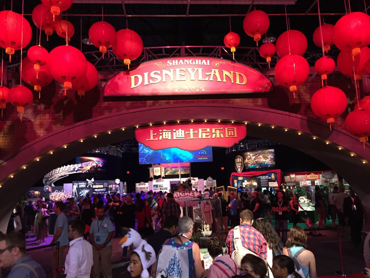 • El Disneyland de Shanghai, tendrá atracciones únicas y el castillo más grande jamás construido en un parque de Disney . • Star Wars tendra su propio “land” en Disneyland y Walt Disney World con atracciones nuevas . • Toy Story land llegara a Orlando al rediseñado Disney’s Hollywood Studios. • El mundo de Avatar llegará pronto a Orlando a Disney’s Animal Kingdom.