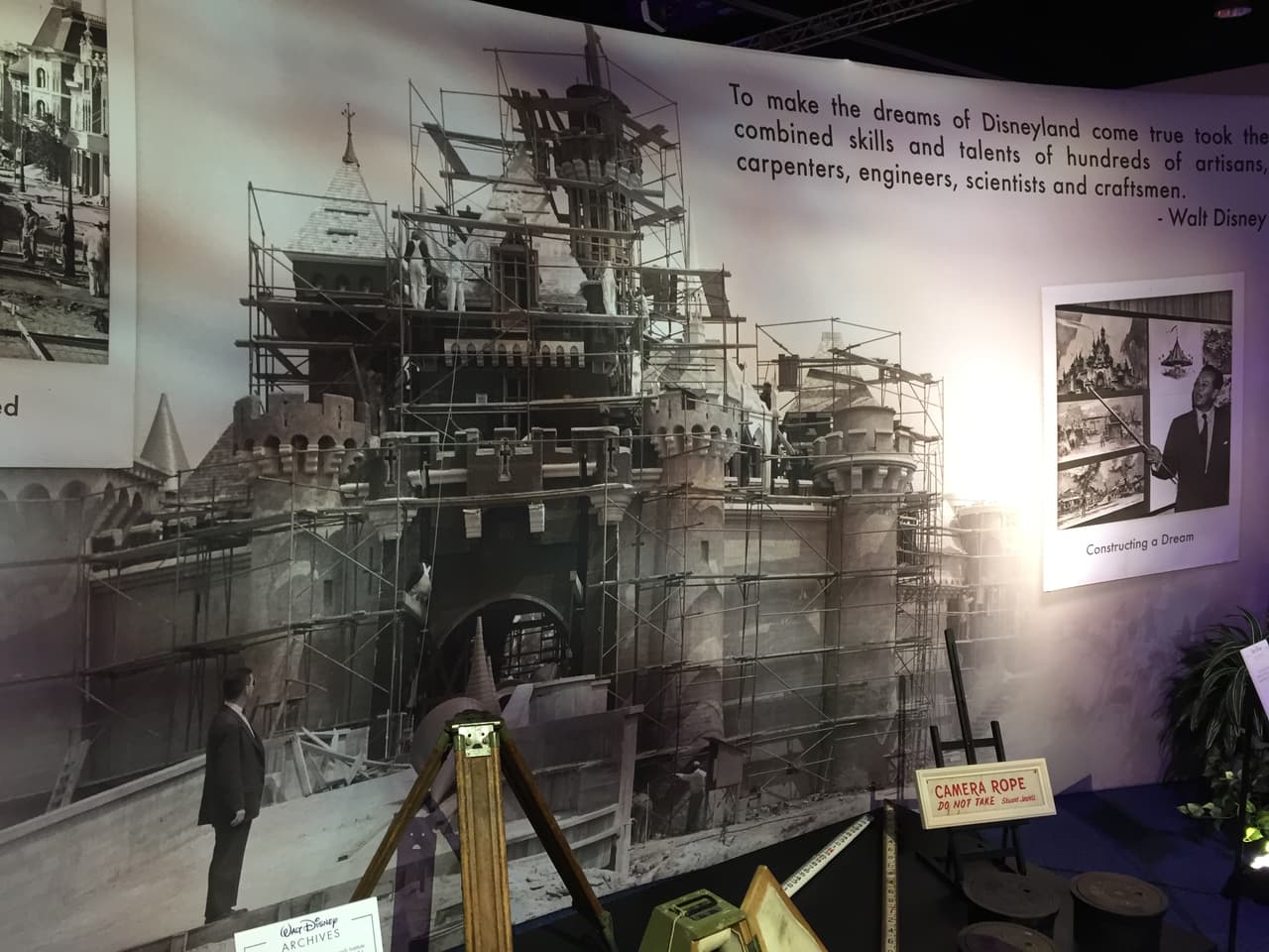 • El Disneyland de Shanghai, tendrá atracciones únicas y el castillo más grande jamás construido en un parque de Disney . • Star Wars tendra su propio “land” en Disneyland y Walt Disney World con atracciones nuevas . • Toy Story land llegara a Orlando al rediseñado Disney’s Hollywood Studios. • El mundo de Avatar llegará pronto a Orlando a Disney’s Animal Kingdom.