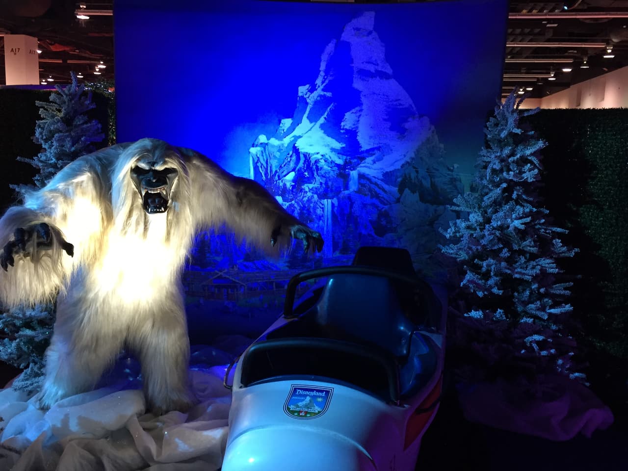 • El Disneyland de Shanghai, tendrá atracciones únicas y el castillo más grande jamás construido en un parque de Disney . • Star Wars tendra su propio “land” en Disneyland y Walt Disney World con atracciones nuevas . • Toy Story land llegara a Orlando al rediseñado Disney’s Hollywood Studios. • El mundo de Avatar llegará pronto a Orlando a Disney’s Animal Kingdom.