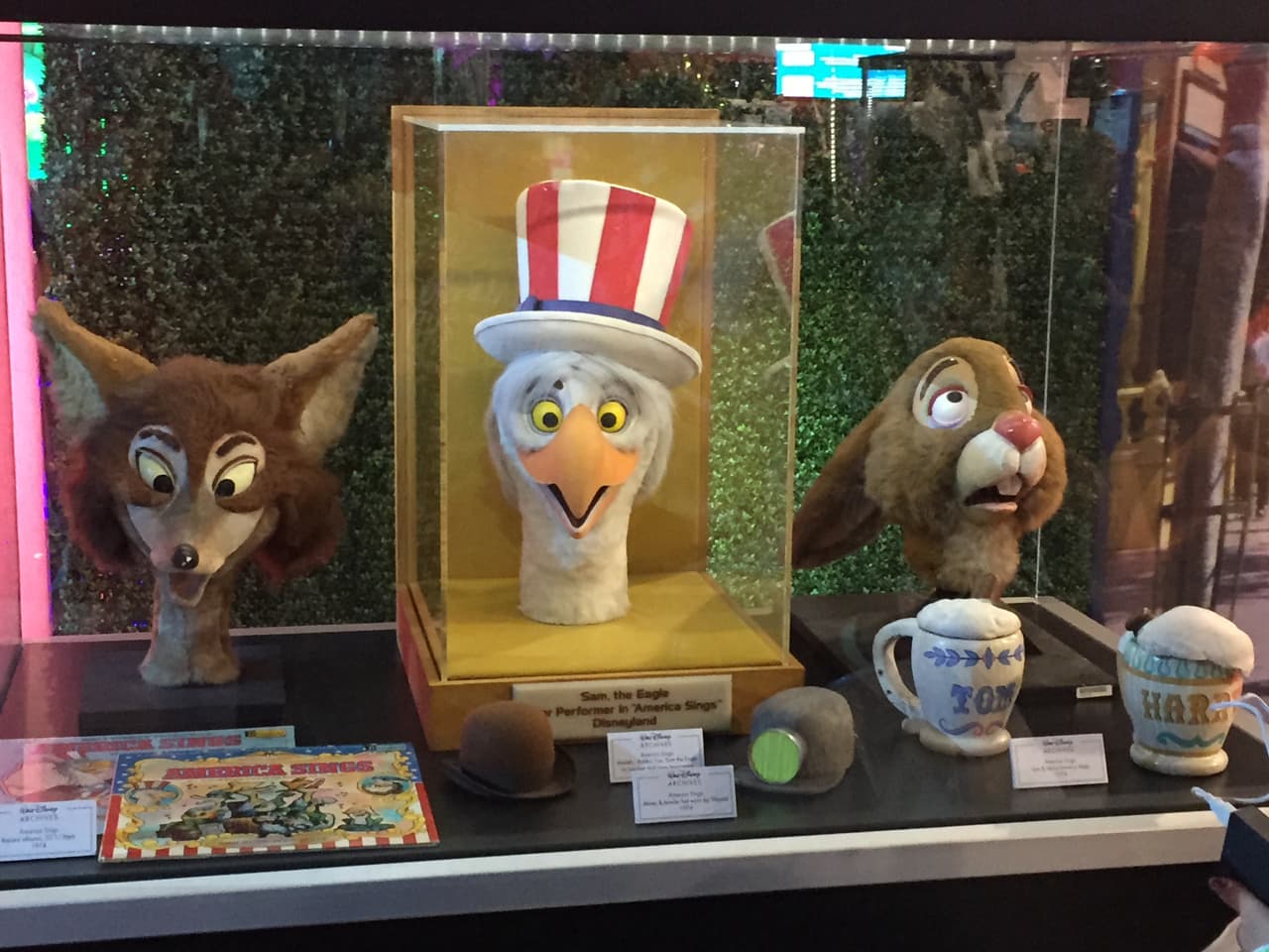 • El Disneyland de Shanghai, tendrá atracciones únicas y el castillo más grande jamás construido en un parque de Disney . • Star Wars tendra su propio “land” en Disneyland y Walt Disney World con atracciones nuevas . • Toy Story land llegara a Orlando al rediseñado Disney’s Hollywood Studios. • El mundo de Avatar llegará pronto a Orlando a Disney’s Animal Kingdom.