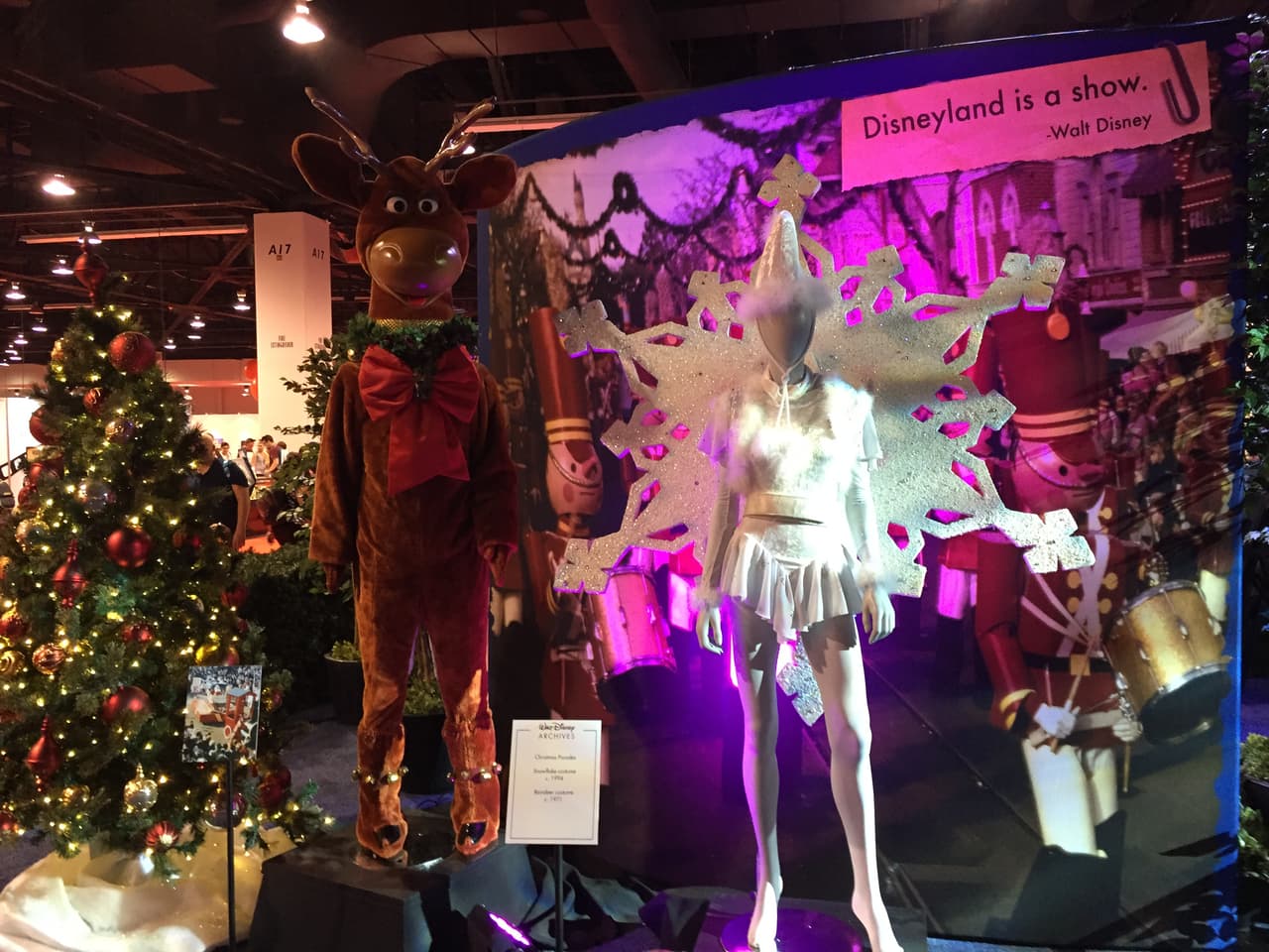 • El Disneyland de Shanghai, tendrá atracciones únicas y el castillo más grande jamás construido en un parque de Disney . • Star Wars tendra su propio “land” en Disneyland y Walt Disney World con atracciones nuevas . • Toy Story land llegara a Orlando al rediseñado Disney’s Hollywood Studios. • El mundo de Avatar llegará pronto a Orlando a Disney’s Animal Kingdom.