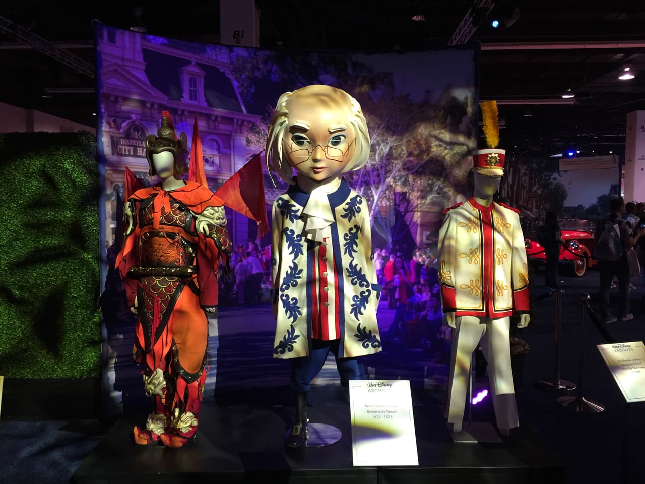 • El Disneyland de Shanghai, tendrá atracciones únicas y el castillo más grande jamás construido en un parque de Disney . • Star Wars tendra su propio “land” en Disneyland y Walt Disney World con atracciones nuevas . • Toy Story land llegara a Orlando al rediseñado Disney’s Hollywood Studios. • El mundo de Avatar llegará pronto a Orlando a Disney’s Animal Kingdom.