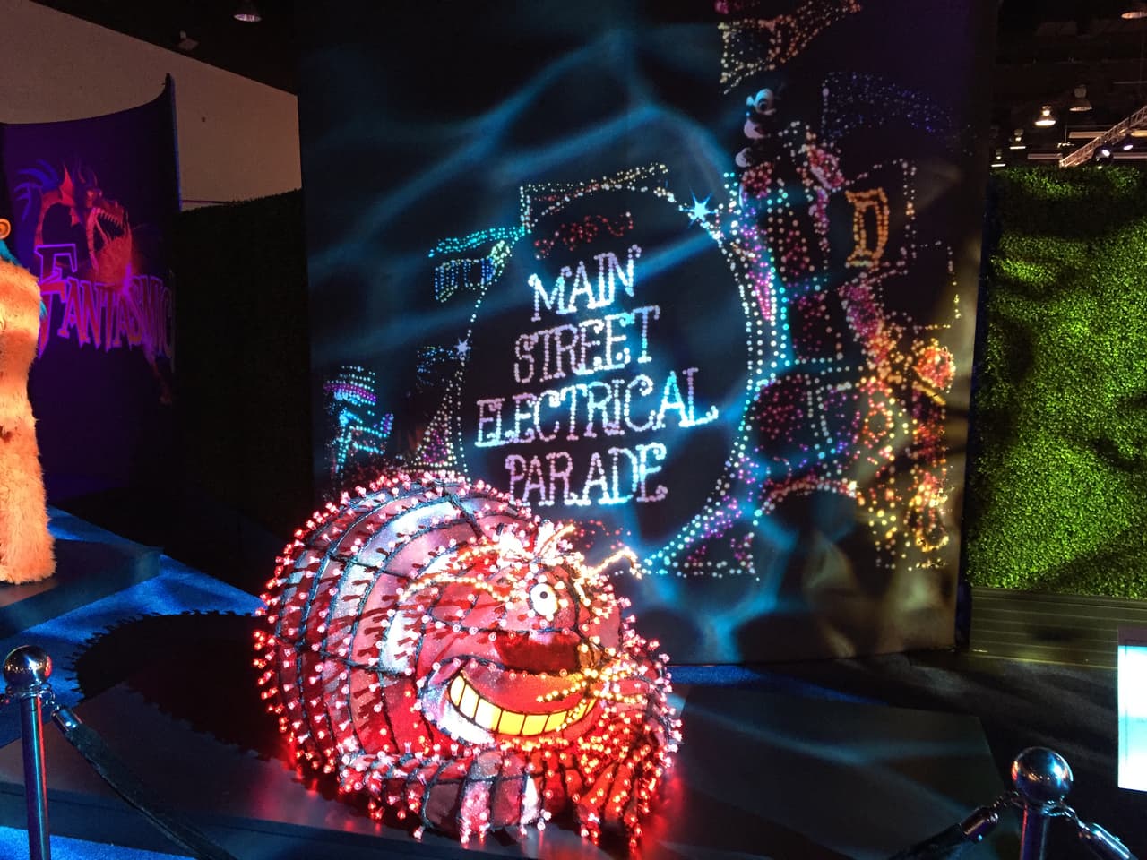 • El Disneyland de Shanghai, tendrá atracciones únicas y el castillo más grande jamás construido en un parque de Disney . • Star Wars tendra su propio “land” en Disneyland y Walt Disney World con atracciones nuevas . • Toy Story land llegara a Orlando al rediseñado Disney’s Hollywood Studios. • El mundo de Avatar llegará pronto a Orlando a Disney’s Animal Kingdom.