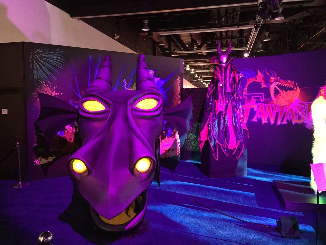 • El Disneyland de Shanghai, tendrá atracciones únicas y el castillo más grande jamás construido en un parque de Disney . • Star Wars tendra su propio “land” en Disneyland y Walt Disney World con atracciones nuevas . • Toy Story land llegara a Orlando al rediseñado Disney’s Hollywood Studios. • El mundo de Avatar llegará pronto a Orlando a Disney’s Animal Kingdom.