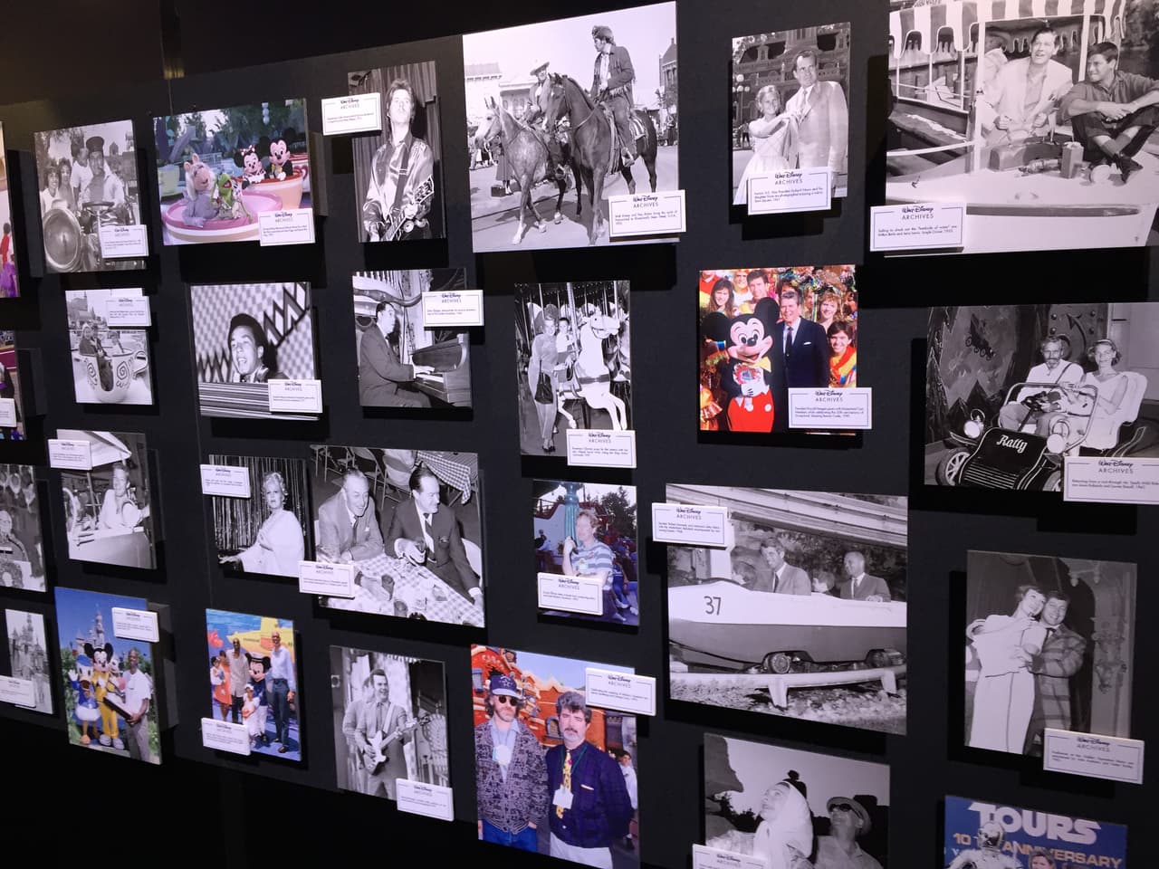 • El Disneyland de Shanghai, tendrá atracciones únicas y el castillo más grande jamás construido en un parque de Disney . • Star Wars tendra su propio “land” en Disneyland y Walt Disney World con atracciones nuevas . • Toy Story land llegara a Orlando al rediseñado Disney’s Hollywood Studios. • El mundo de Avatar llegará pronto a Orlando a Disney’s Animal Kingdom.