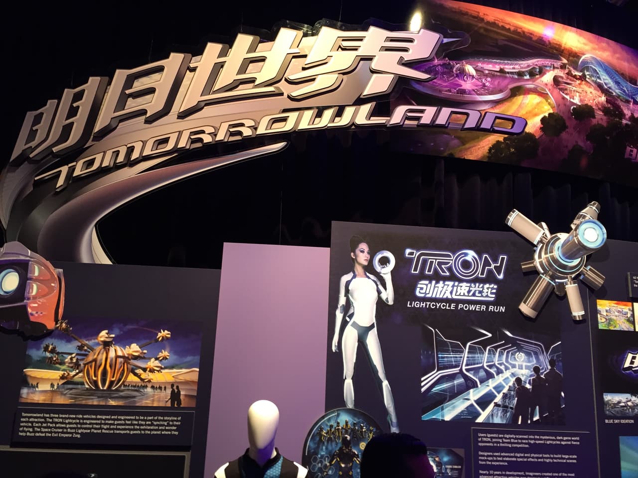 • El Disneyland de Shanghai, tendrá atracciones únicas y el castillo más grande jamás construido en un parque de Disney . • Star Wars tendra su propio “land” en Disneyland y Walt Disney World con atracciones nuevas . • Toy Story land llegara a Orlando al rediseñado Disney’s Hollywood Studios. • El mundo de Avatar llegará pronto a Orlando a Disney’s Animal Kingdom.