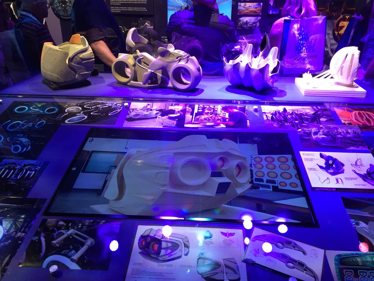 • El Disneyland de Shanghai, tendrá atracciones únicas y el castillo más grande jamás construido en un parque de Disney . • Star Wars tendra su propio “land” en Disneyland y Walt Disney World con atracciones nuevas . • Toy Story land llegara a Orlando al rediseñado Disney’s Hollywood Studios. • El mundo de Avatar llegará pronto a Orlando a Disney’s Animal Kingdom.