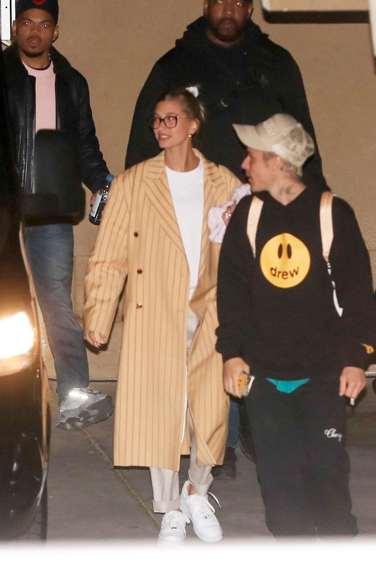Ella y Bieber fueron captados saliendo de un servicio religioso en Beverly Hills, horas después de que el cantante de 25 años dio a conocer 
<b><a href="https://www.instagram.com/p/B7EnV5VHEYp/" target="_blank">en Instagram </a></b>que fue 
<b><a href="https://www.univision.com/famosos/justin-bieber-en-crisis-este-es-el-recuento-de-una-historia-desbordada-de-cansancio-reencuentros-y-lagrimas-fotos" target="_blank">diagnosticado con esa enfermedad</a></b>: "Mientras muchas personas decían que Justin Bieber se veía como una mierda, en metanfetaminas, etc., no se daban cuenta que me habían diagnosticado recientemente la enfermedad de Lyme", escribió.