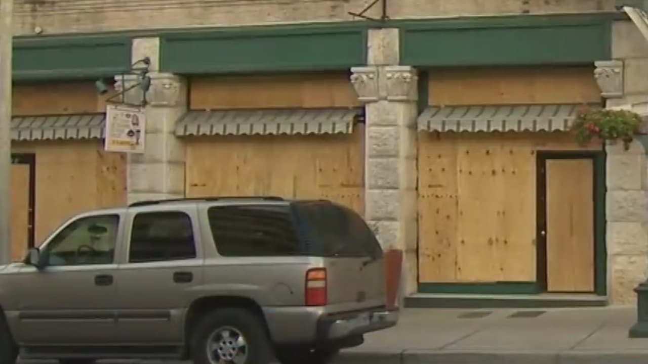 Algunos dueños de negocios del centro de Austin cubren sus establecimientos ante posibles protestas 