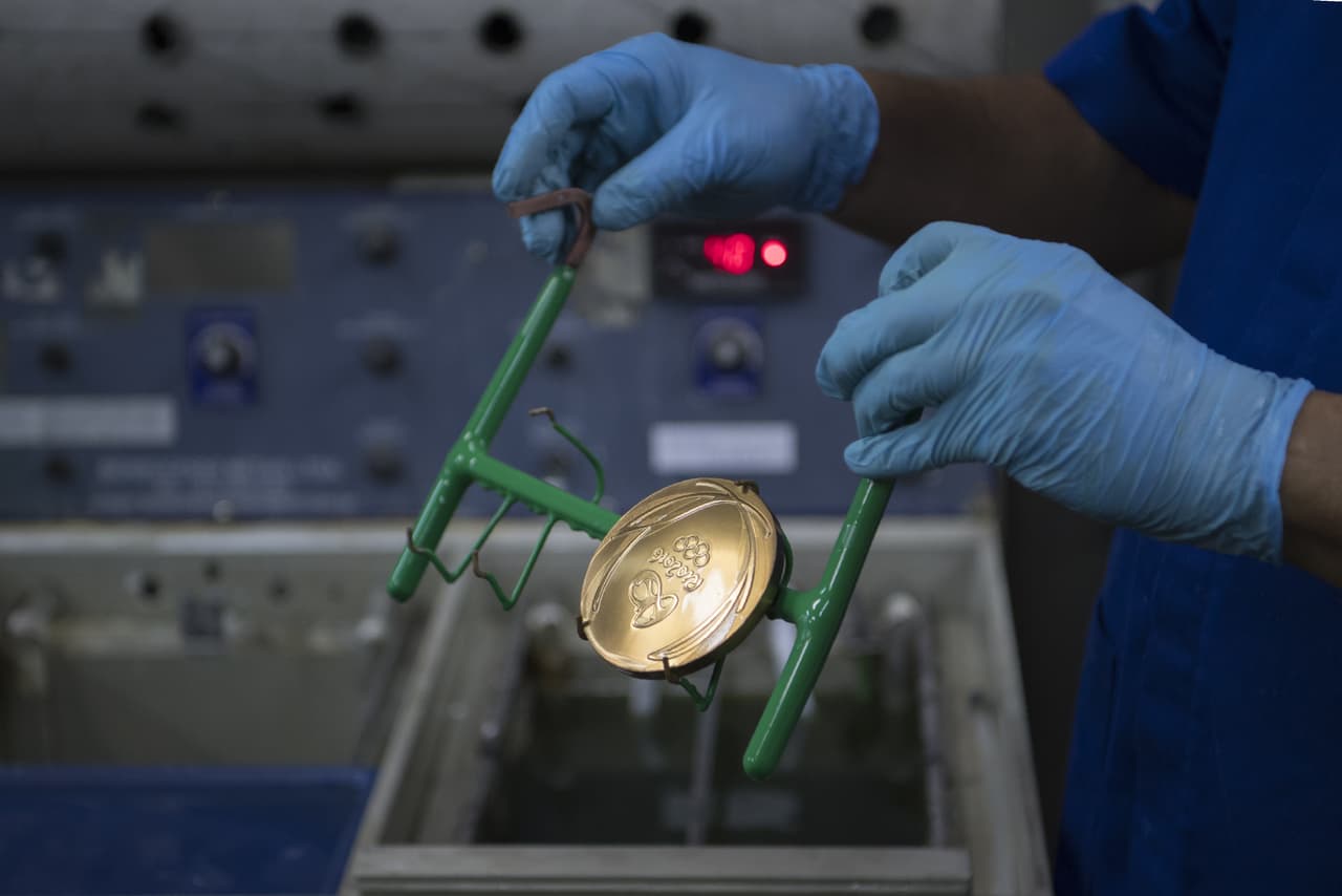 En realidad están hechas con 92.5% de plata; 6.16% de cobre y 1.34% de oro.