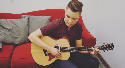 A los cinco años le pidió a su padre que le regalara una guitarra.