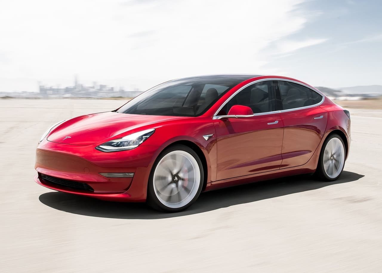 <h3 class="cms-H3-H3"><b>1. Tesla Model 3</b></h3>
<br>
<br>Esta es la primera vez que un auto eléctrico (y no uno a gasolina) se posiciona en la cima de este ranking para de esta manera ser considerado como el modelo más americano de todos.
<br>
<br>El Tesla Model 3 actualmente es fabricado en Fremont, California. Comparado al ranking del año pasado, este vehículo eléctrico subió de la posición 4 a la 1. Su precio inicial es de $39,990.
<br>