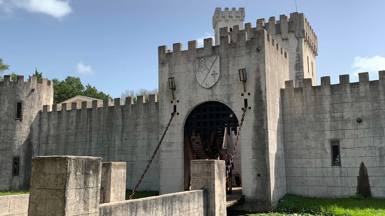 Es posible que cuando los visitantes lleguen, sean recibidos por el Rey, quien realiza una dinámica con los niños para que sientan una experiencia medieval.