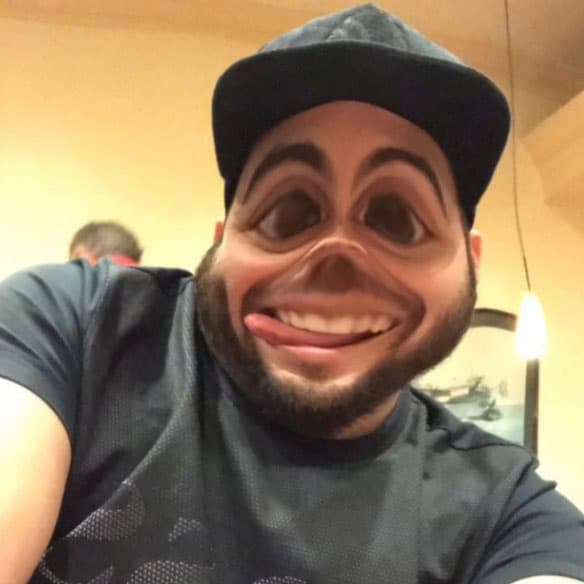 No pierde la oportunidad de demostrar su buen humor, jugando con los filtros.