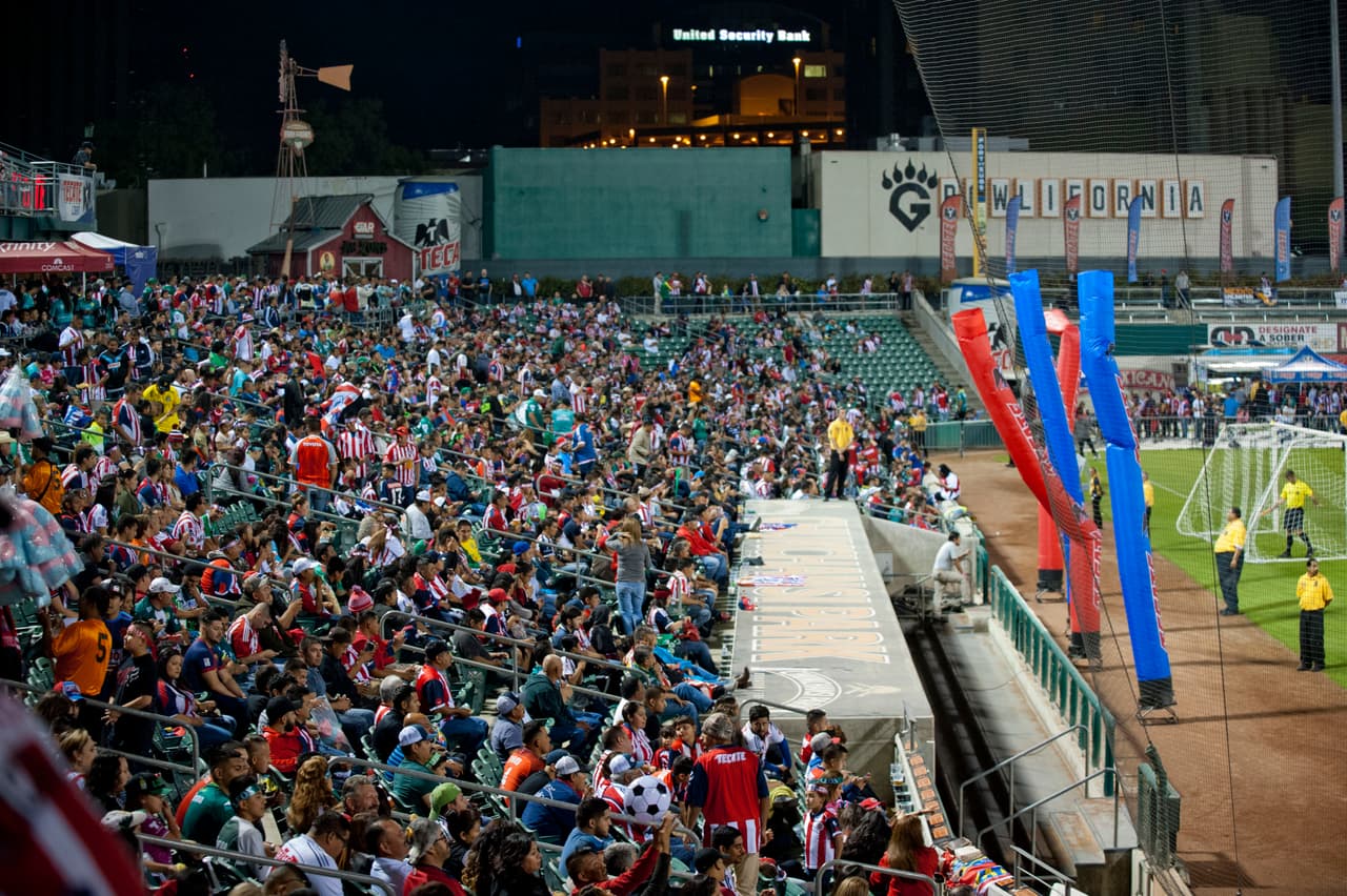 Este 12 de noviembre Chivas y Leon llegaron a Fresno con futbol de Liga MX. Leon derroto a Chivas 3-2.