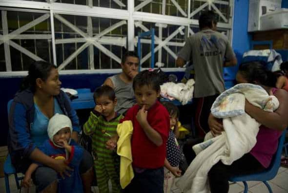 El paso del huracán Odile por las cosas mexicanas de Baja California Sur deja destrucción, evacuaciones y a cientos de casa sin energía eléctrica. Por su parte, el Sistema Meteorológico Nacional (SMN) advirtió que lluvias de muy fuertes a intensas golpearán Baja California Sur durante las próximas horas. Con la información de Univision.com