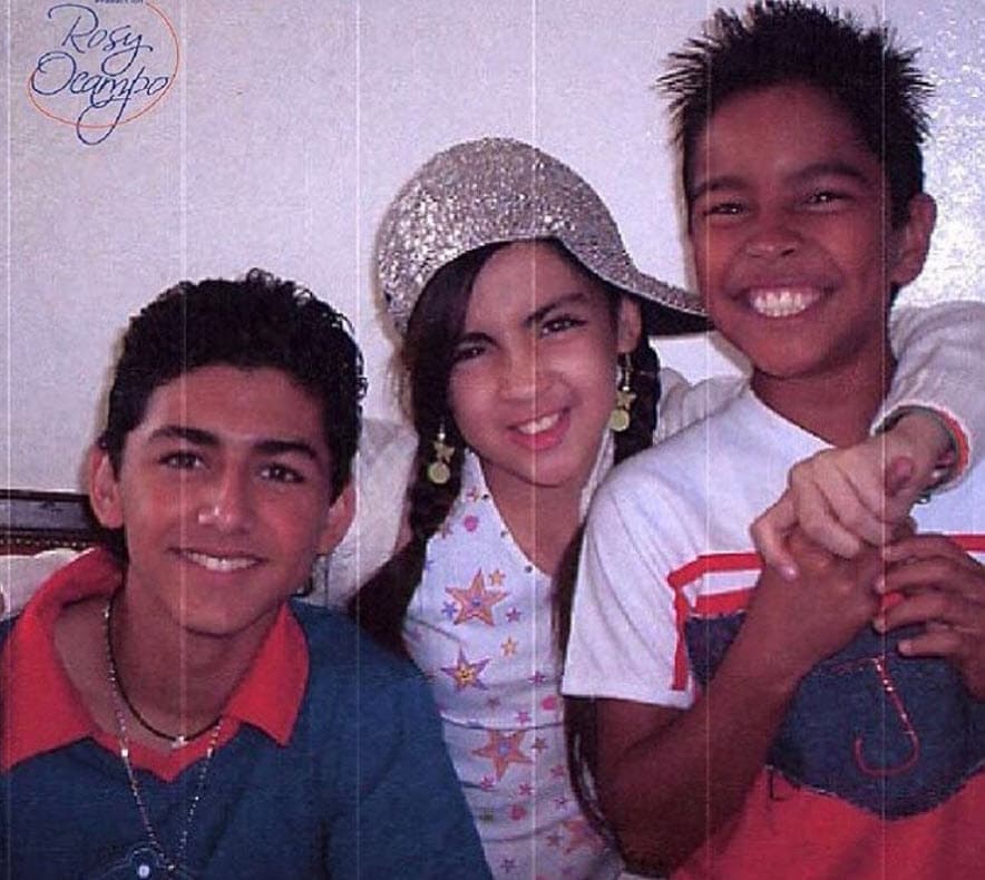 Su pasado dentro de 'Misión SOS' sigue vigente en él y su música. Ha hecho varios duetos con 
<b><a href="https://www.univision.com/programas/novelas/fans-de-alegrijes-y-rebujos-comparan-a-miguel-martinez-con-protagonista-de-la-serie-stranger-things-fotos#fbff58340002" target="_blank">Miguel Martínez </a></b>(izquierda), quien en aquella telenovela hizo el papel de Rodrigo, otro de los integrantes de 'La pandilla'.
<br>