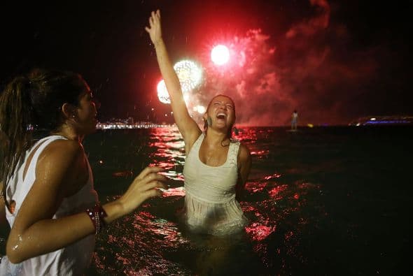 Río de Janeiro, Brasil, recibe el Año Nuevo 2015 con fuegos artificiales, baile y playa.