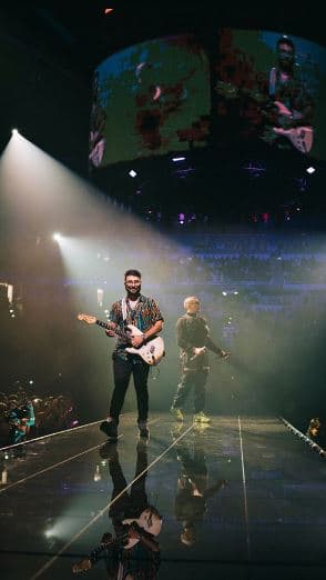 Bunny finalizó su concierto con los temas 'Krippy Kush', 'Chambea' y 'Estamos bien'. De acuerdo con información de la agencia EFE en la presentación de Bad Bunny estuvieron presentes cerca de 10,000 personas.