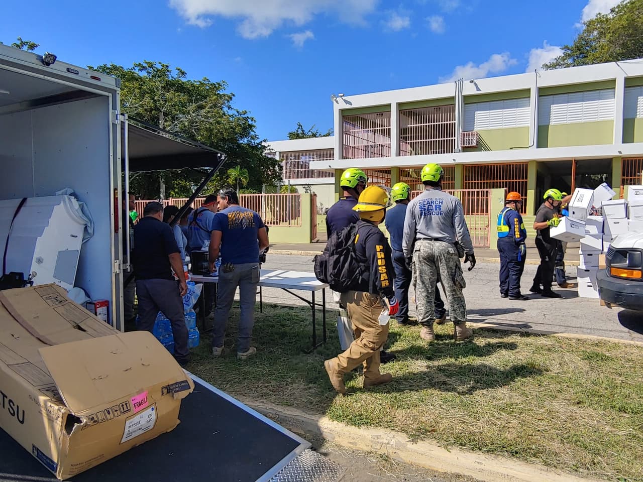"Después de la evaluación que se hizo, precisamente a ese extremo notamos que esto es una estructura que tiene varias conexiones de construcciones que se han hecho. En esa parte en específico el techo es más liviano porque es aluminio. A parte de las consideraciones que tomamos, encontramos una salida mucho más cercana y más rápida y aunque era en un segundo piso tomamos la decisión de que lo íbamos a hacer”,dijo Nino Correa en WKAQ 580.