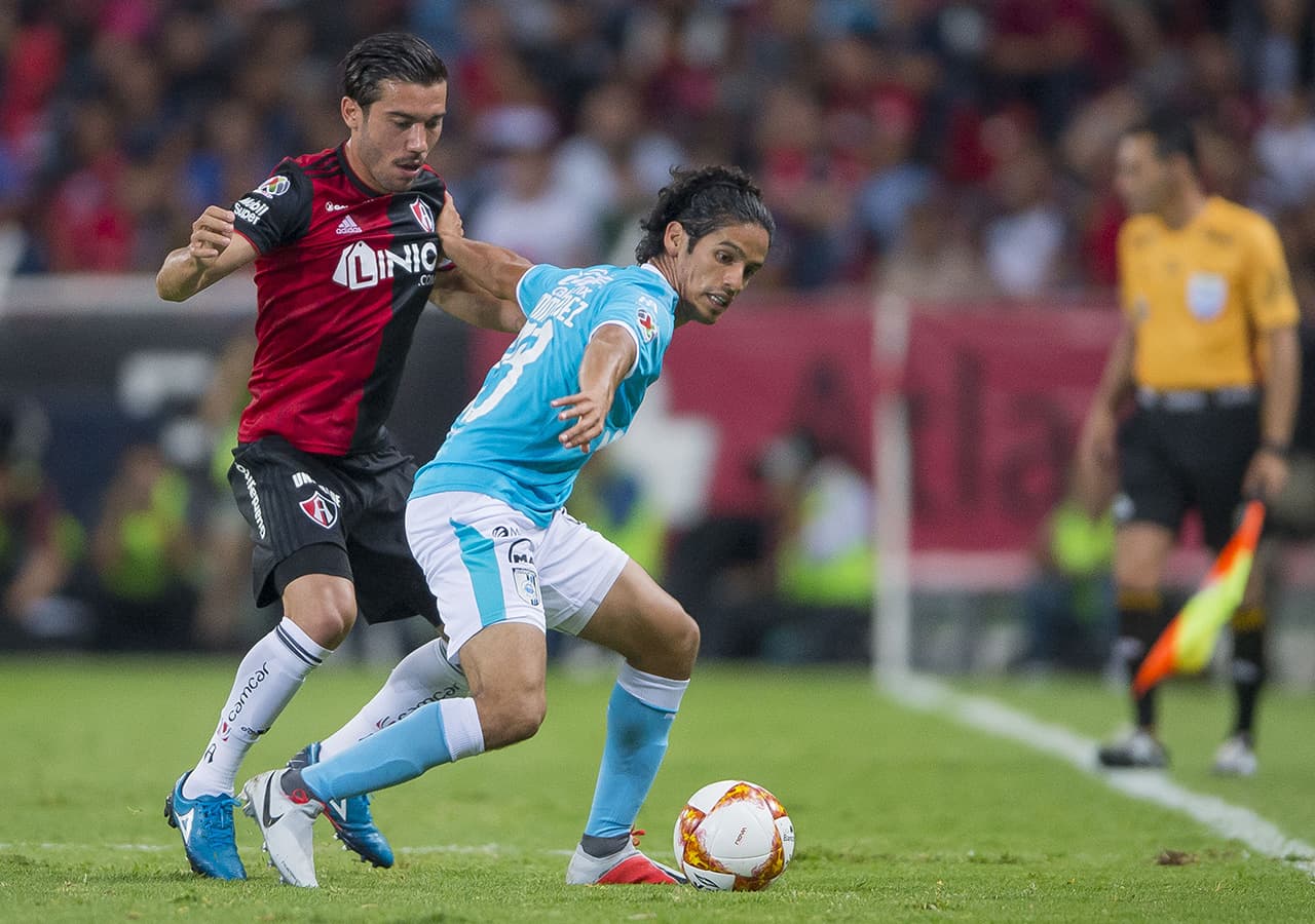 El mediocampista de Querétaro, Jaime Gómez, fue marcado por los jugadores de Atlas durante el partido.