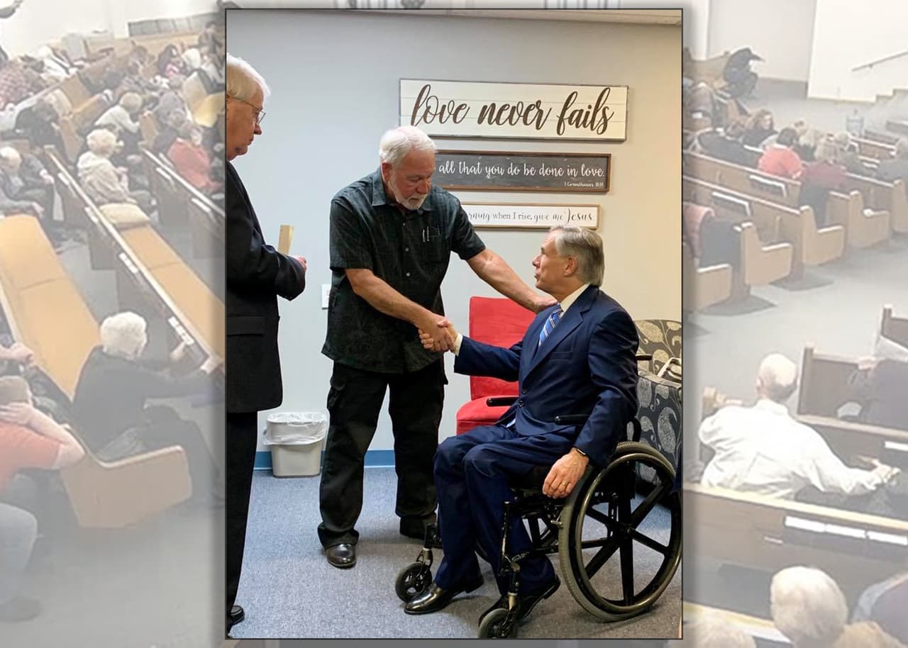 Gobernador de Texas se reúne con hombre que le disparó a atacante de iglesia 