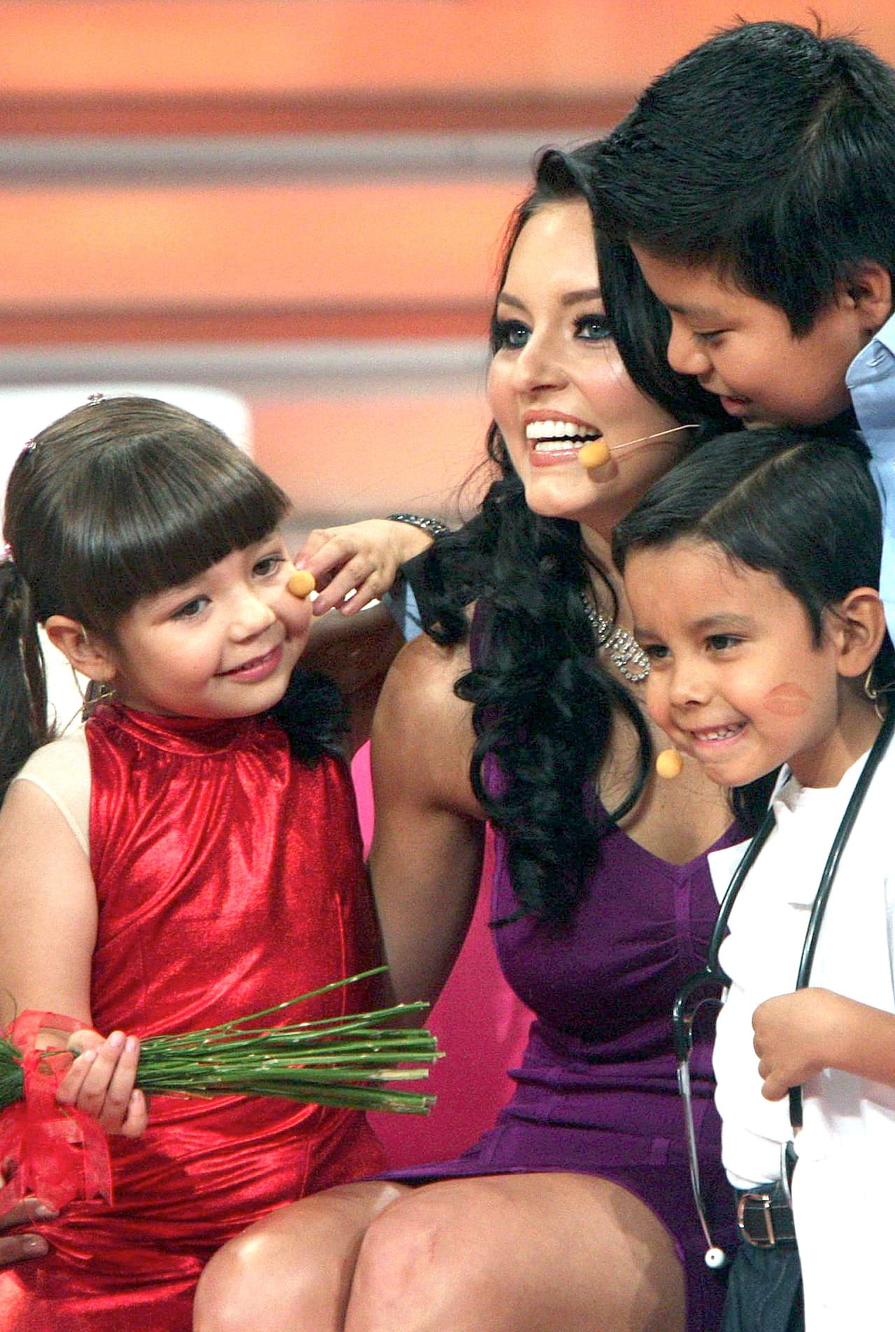 En un irrepetible duelo entre 'Telesa' y 'Teresa', Angelique Boyer llegó para sorprender a la pequeña Montserrat García.