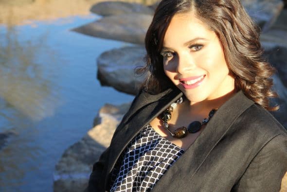 Nuestra representante Gloricely Loug ha llegado muy lejos en Nuestra Belleza Latina 2015. Pero la joven de 19 años podría ser descalificada este fin de semana, dejando sus sueños a medias. Aunque su futuro es incierto, de lo que no hay duda es que a esta arizonense le sobra belleza y talento, como lo muestran esta sesión de fotos en las instalaciones de Univisión Arizona.