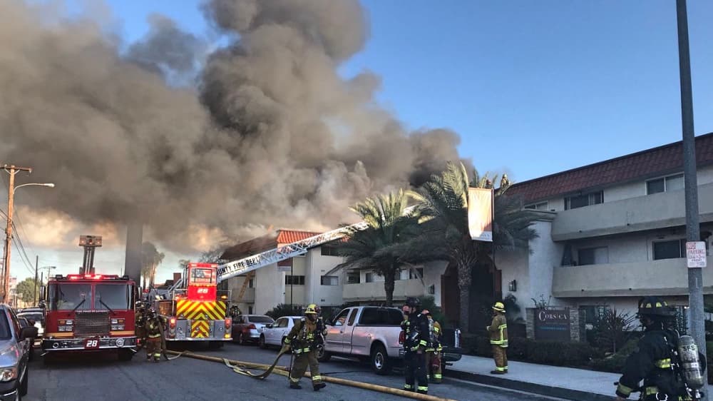 Bomberos del condado de Los Ángeles combaten las llamas.