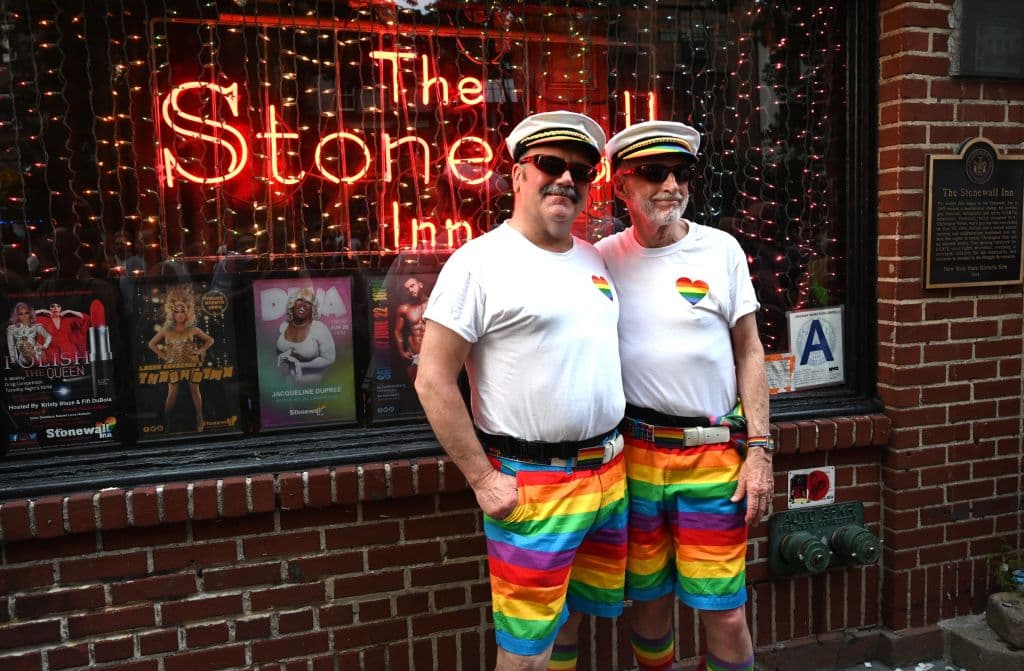 "Esta comunidad ha luchado y continúa en una batalla por la aceptación, una guerra por la tolerancia. Ustedes son la definición de valentía", le dijo Lady Gaga a los asistentes a la celebración. En la imagen, Chet Kabara and Frank Mahood posan para una fotografía justo a las afueras del bar.