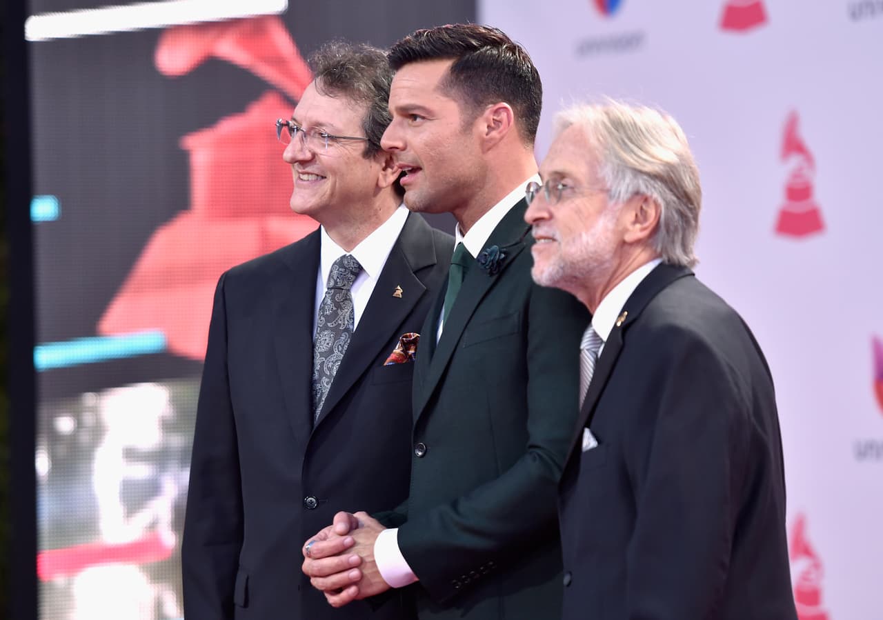 Gabriel Abaroa y Neil Portnow, presidentes de la Academia Latina de la Grabación, junto a Ricky Martin quien ha logrado
<i> </i>ganar cinco premios Latin GRAMMY y dos GRAMMY americanos.