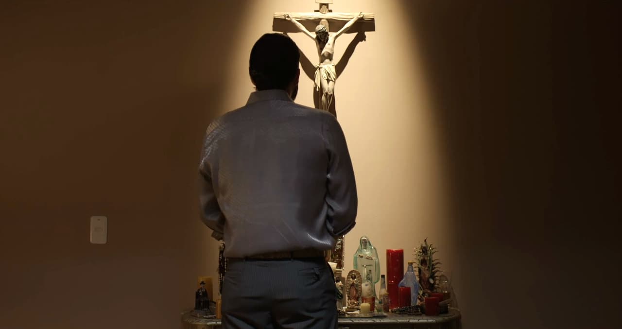 Arturo le hizo un espacio en el altar que tenía en su habitación al ángel de yeso que le regaló ‘El Chapo’. Se persignó y rezó pensando en lo que le podía esperar.