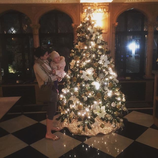 La pequeña Carmen, hija del actor Alec Baldwin no puede dejar de mirar el arbolito que sus papis adornaron en casa.