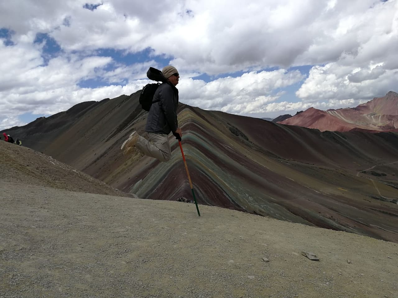 Se llega a ella tras tres horas de viaje por carretera desde Cusco y luego de una caminata de casi dos horas por una cadena de montañas, entre las que se impone el 
<b>Ausangate, la quinta montaña más alta de Perú</b> con más de 6,000 msnm.