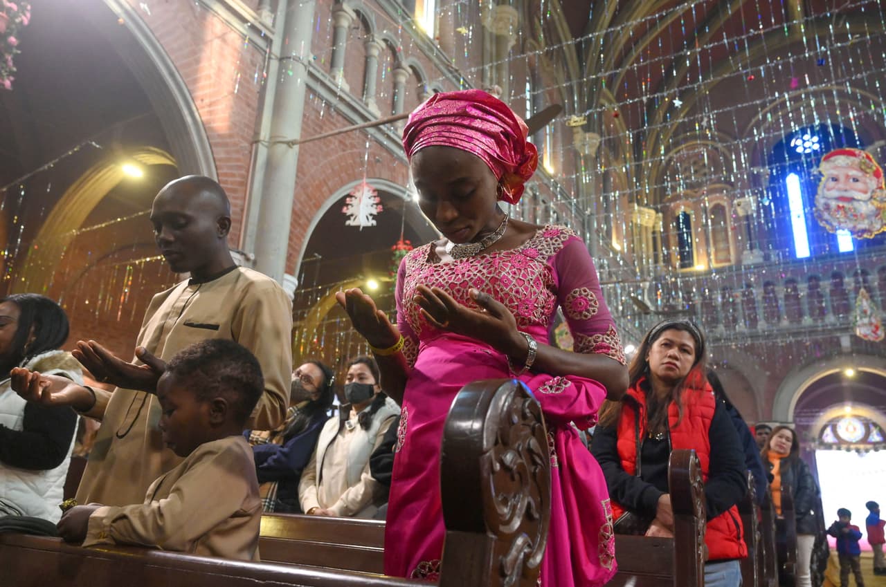 Creyentes cristianos oran en la catedral Sagrado Corazón en Lahore, Paquistán, este sábado 25 de diciembre.