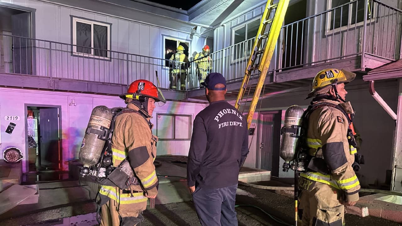 Al llegar al lugar encontraron un denso humo saliendo de una ventana en el segundo piso, por lo que rápidamente desplegaron su equipo para trazar líneas de contención y evitar que las llamas siguieran creciendo.