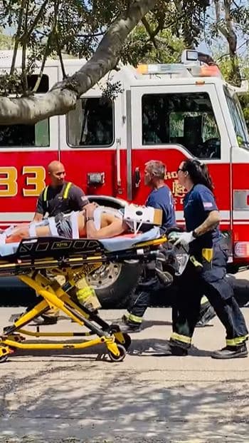 Por la caída, el hombre, que no fue identificado, sufrió heridas que no ponen en peligro su vida y fue trasladado a un hospital para recibir tratamiento.