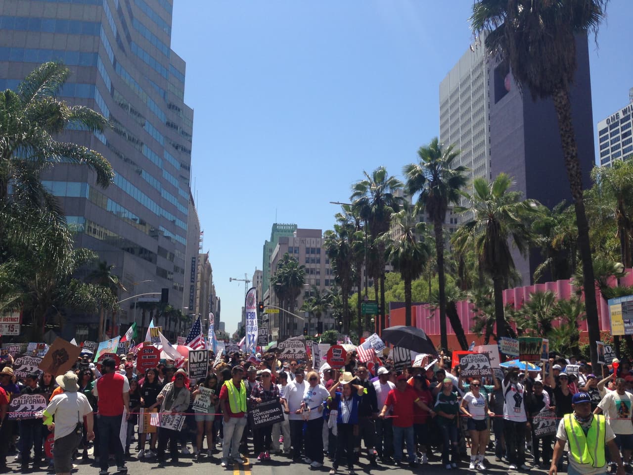 La vía de la esperanza. El contingente avanza por la calle Hope, a la altura de Pershing Square.