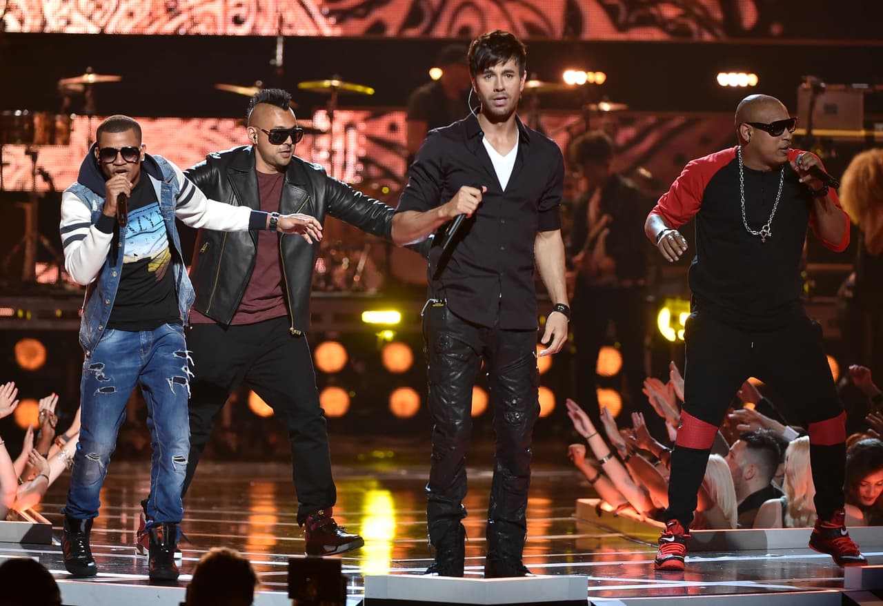 Con esta popular agrupación puso en alto la latinidad al interpretar el tema 'Bailando'.