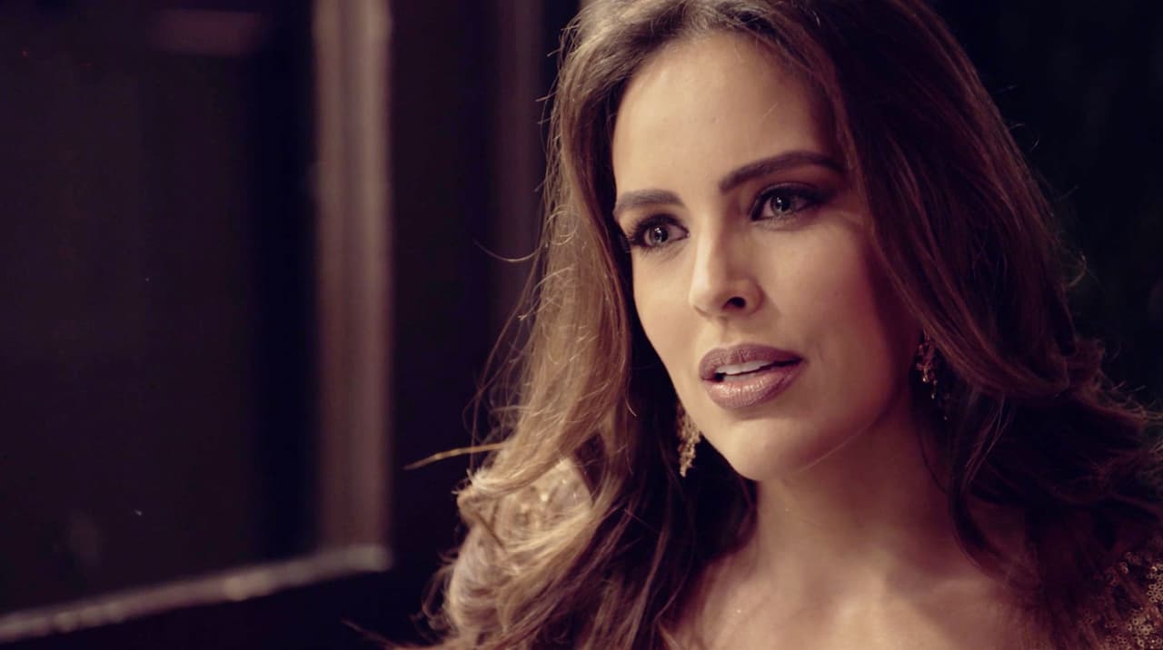 <b><a href="http://www.univision.com/temas/sara-corrales">Sara Corrales</a></b> es la verdadera 
<a href="http://www.univision.com/novelas/la-doble-vida-de-estela-carrillo/ariadne-diaz-es-estela-carrillo-en-la-doble-vida-de-estela-carrillo">Estela Carrillo</a>, quien ha llegado para poner a todos de cabeza con los secretos que sacará a la luz.