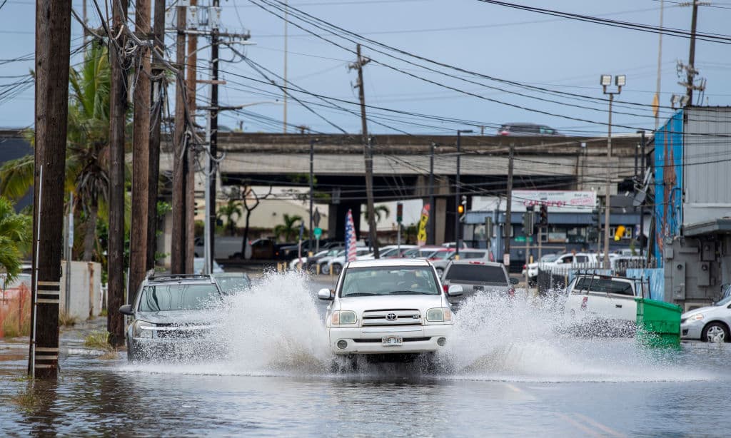 Lluvias, árboles caídos y peligrosas inundaciones: los estragos de la tormenta que pasa por Hawaii y que aún puede empeorar