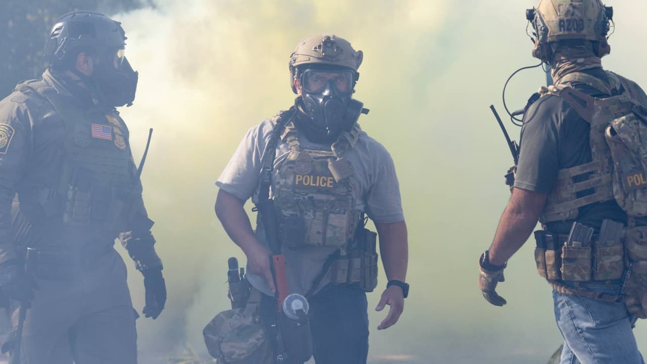 Jueza ordena a agentes federales en Chicago limitar el uso de fuerza: resumen de las noticias del día