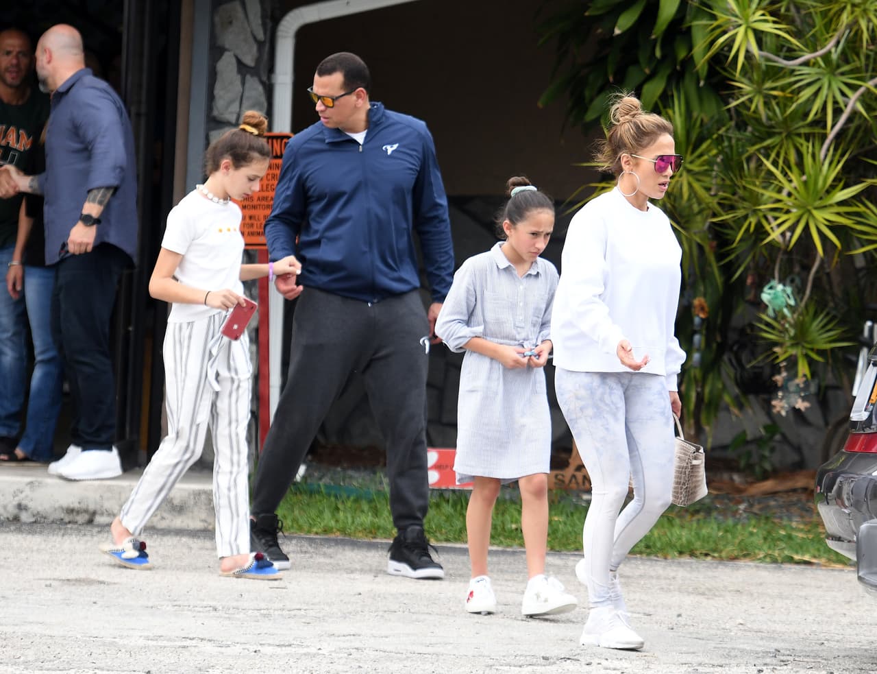 Incluso, explicó que ya llegó a un acuerdo con las jóvenes sobre lo relacionado a las publicaciones que él hace.