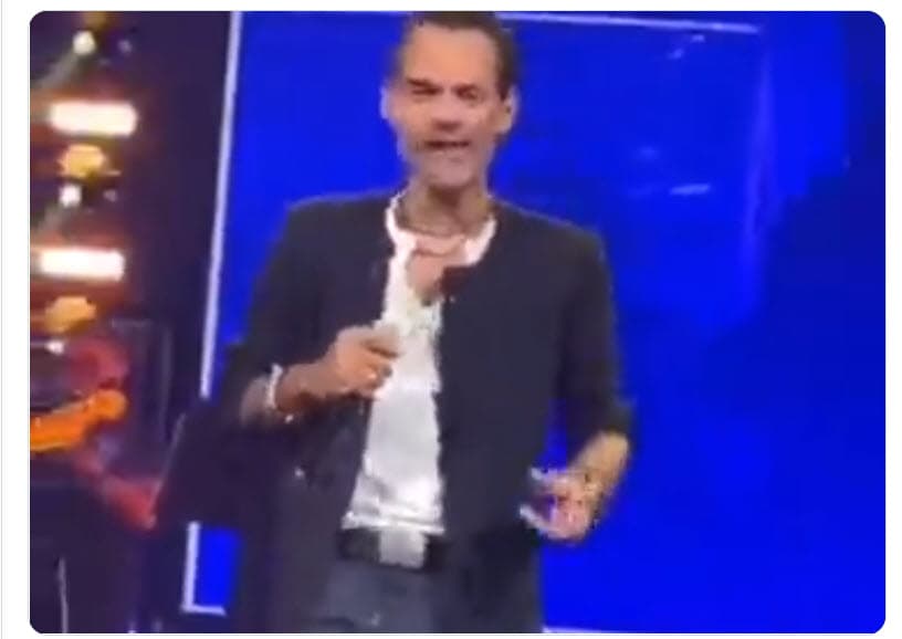 En diciembre pasado, el exesposo de Jennifer López apareció en un concierto
<b><a href="https://www.univision.com/famosos/marc-anthony-muecas-extranas-explicacion" target="_blank">haciendo extraños movimientos con la mandíbula</a></b> que despertaron sospechas sobre su estado.
<br>