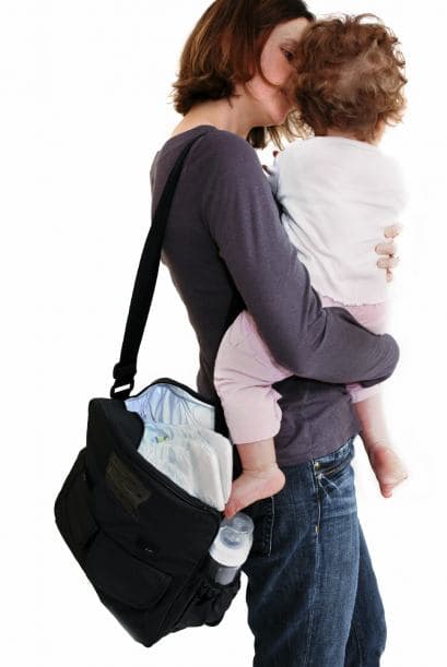 Alista el equipaje de mano. Tanto si harán un ‘road trip’ como si volarán, anticípate a las necesidades de tu familia: hambre, sed, aburrimiento, primeros auxilios...