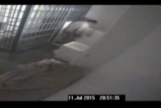 El Chapo segundo antes de darse a la fuga.